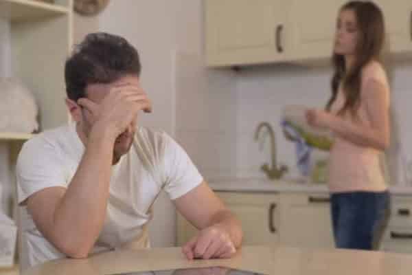 marido e mulher brigando em torno da mesa