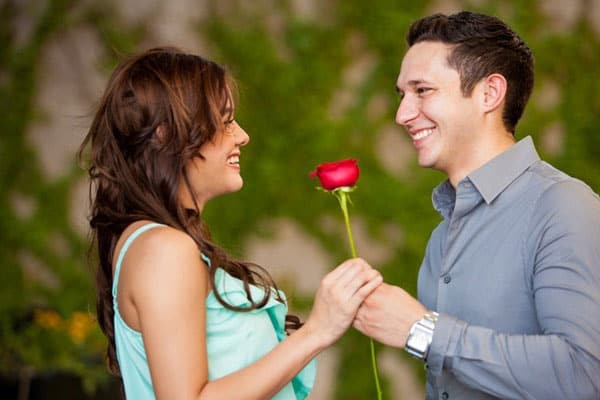 homem dando flores para uma mulher