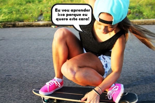 mulher aprendendo a andar de skate para reconquistar um homem