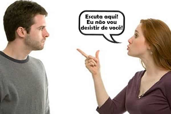 mulher dizendo para o homem que não vai desistir dele