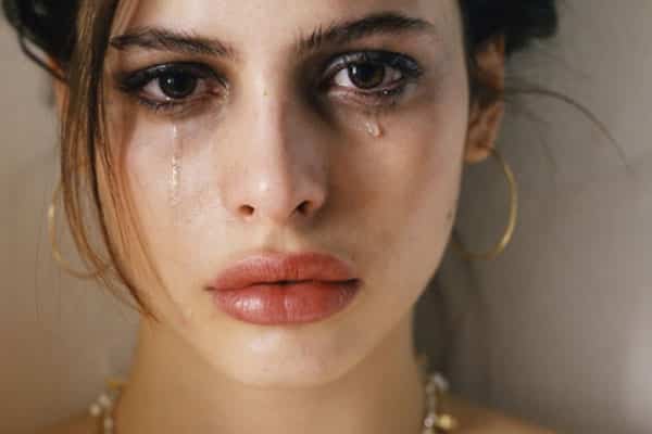 mulher chorando e sofrendo